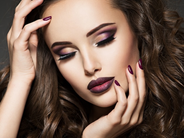 Free photo beautiful face of  young woman with maroon makeup. portrait of gorgeous girl with vinous lips